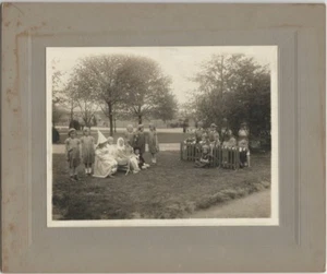 Clase Escolar Disfraz Medieval Juego Al aire libre Concurso Antiguo Moda Gabinete Foto - Imagen 1 de 2