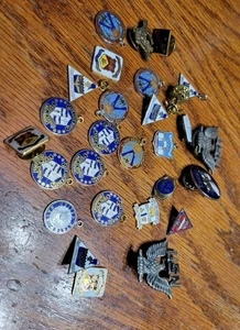 Vintage US Navy Tie Tac, Hutnadel, Abzeichen, Schiffswappen, Anstecknadeln Posten 28 Artikel - Bild 1 von 3