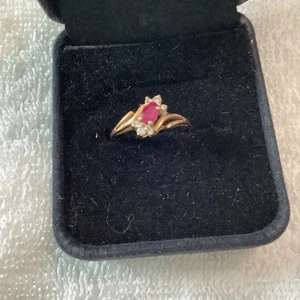 VINTAGE WOMAN'S 14K GOLD RUBY & NATURAL DIAMOND RING SIZE 6.5 - Picture 1 of 8