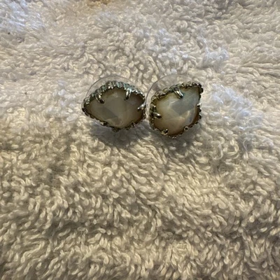 Серьги-гвоздики Kendra Scott Tessa цвета слоновой кости перламутр золотистый тон - Изображение 1 из 3