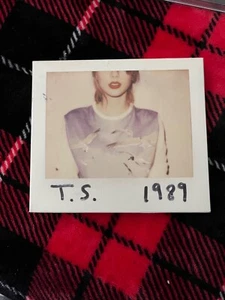 Taylor Swift 1989 CD with Polaroid photos - Picture 1 of 4