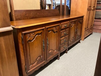 Aparador de carretera Baker Milling Credenza Country provincial francés Luis XV tallado Foto 1 de 4