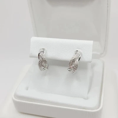 Pendiente de aro Huggie para mujer enchapado en oro blanco de 14 k esmeralda simulada corte redondo de 1 quilate Foto 1 de 4