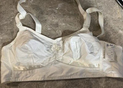 VINTAGE MAIDENFORM ALLO-ETTE  BRA.  WHITE.  32 B .   NEW ! - Image 1 of 4
