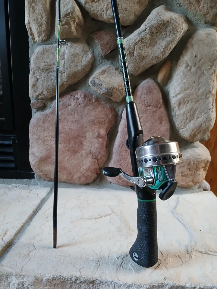 Johnson Century C200B Fish Reel/Rod Johnson 2 Piece Pistol Grip Casting Combo - Image 1 of 4