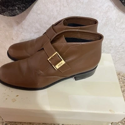Botas al tobillo de cuero Etienne Aigner correa con hebilla punta redonda para mujer talla 8,5 marrón Foto 1 de 4