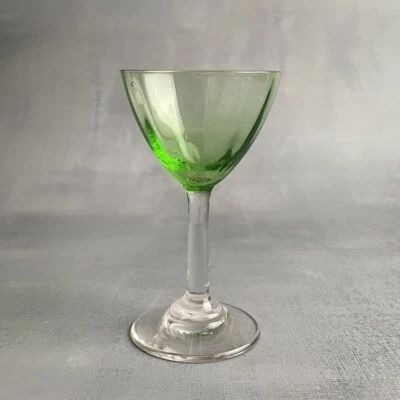 Petit verre solitaire ancien à pied pour liqueur en ouraline Haut. ~8cm - Photo 1/3