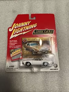 JOHNNY LIGHTNING WHITE LIGHTNING CLASSIC GOLD 1976 OLDS CUTLASS SALON NEW BB7 - Picture 1 of 10