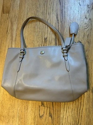 Bolso de Mano Coach Peyton Saffiano de Cuero F27349 - Beige - Bolso de Hombro - Usado en Excelente Condición Foto 1 de 4