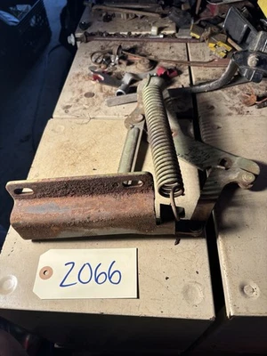 1968-74 AMC AMX, Javelin Frontal Izquierdo Lh Capó Bisagra con resorte Foto 1 de 4