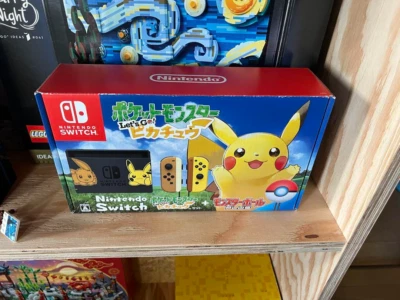 Juego de consola Nintendo Switch Pokémon Let’s Go Pikachu 32 GB con Poké Ball Plus - Imagen 1 de 3