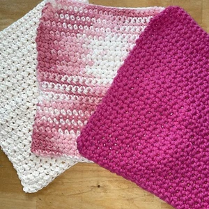 Hermosas frambuesas y colores crema hechos a mano de algodón ganchillo - Imagen 1 de 5