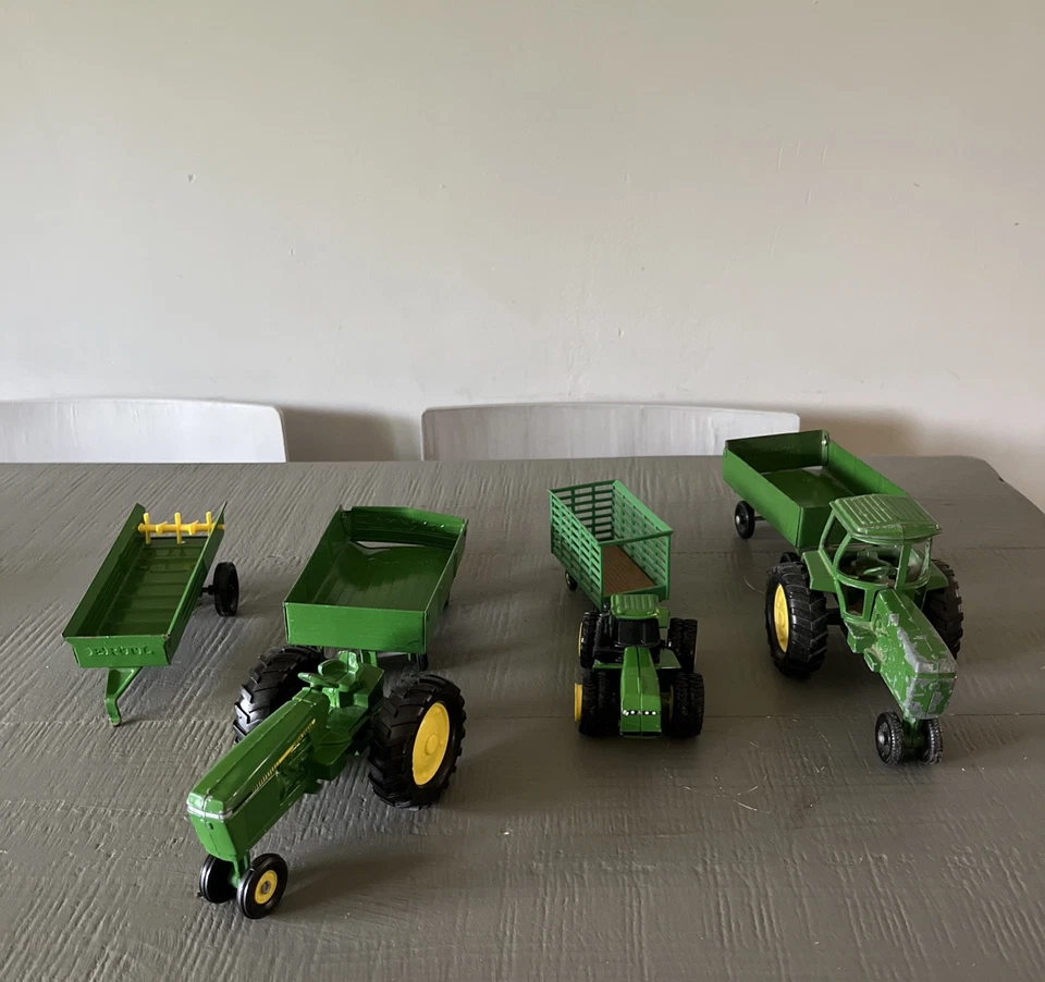 ERTL JOHN DEERE TOYS 3 TRACTORS, 4 PULL WAGONS LOT DIECAST GREEN - Image 1 of 4