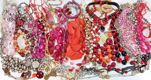 Lote de joyas - 4 libras - Usable - Muchos rosas/rojos - Collares, pulseras - Imagen 1 de 6
