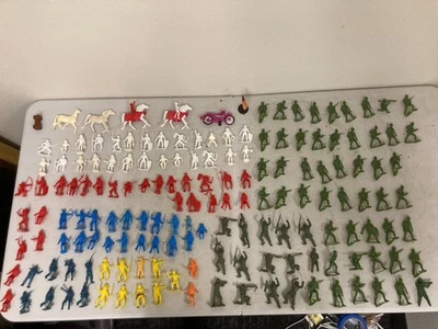 Lote de soldados de juguete de los años 60 MPC Raiders borradores espaciales vaquero indio alienígena de colección Foto 1 de 4