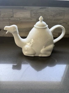 CORDON BLEU WHITE CERAMIC CAMEL TEAPOT 30 OZ - Picture 1 of 5