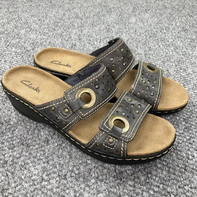 Clarks Zapatos Mujer Talla 8 Medianos Sandalias Deslizables Cómodas Tachonado Cuña Cuero Foto 1 de 4