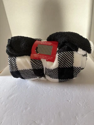 Acogedor juego de manta y calcetines suaves. 42” x 62”.  Cuadros blanco y negro.  Foto 1 de 4