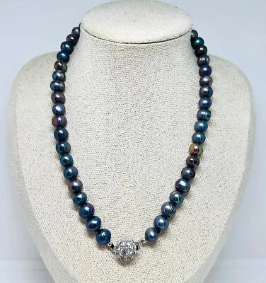 Exklusives Collier mit echten Süßwasserperlen mit funkelndem Strassverschluss - Bild 1 von 4