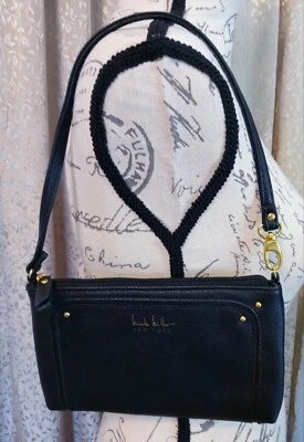 Carteira de couro texturizado preta Nicole Miller New York com compartimentos de alça - Imagem 1 de 4