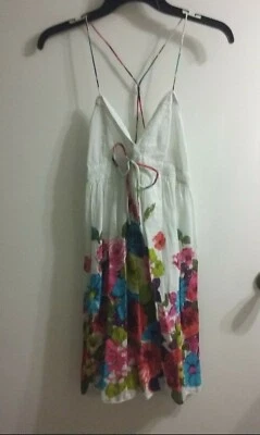 Vestido Energie Juniors Talla Pequeña Correa de Espagueti Blanco y Floral Solero Foto 1 de 2