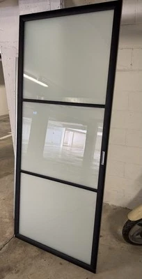 PORTA SCORREVOLE IN ALLUMINIO NERO E 3 SEZIONI IN VETRO SATINATO 96X220 CM - Immagine 1 di 4