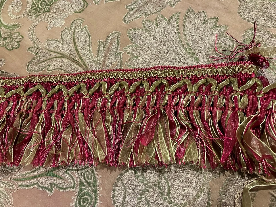 Lujoso borde de flecos plisado con cinta con volantes de rubí y oro - 40" de largo, 4" de ancho Foto 1 de 4