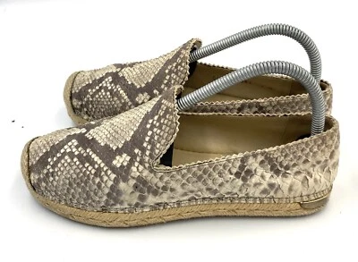 Zapatos planos Stuart Weitzman para mujer con estampado de serpiente talla 7 M Foto 1 de 4