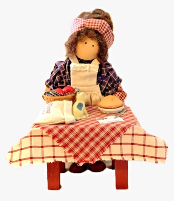 Longaberger Lizzie High 11 英寸娃娃 KATIE Apple Pie Baker 配件桌 1999 — 第 1/4 张图片