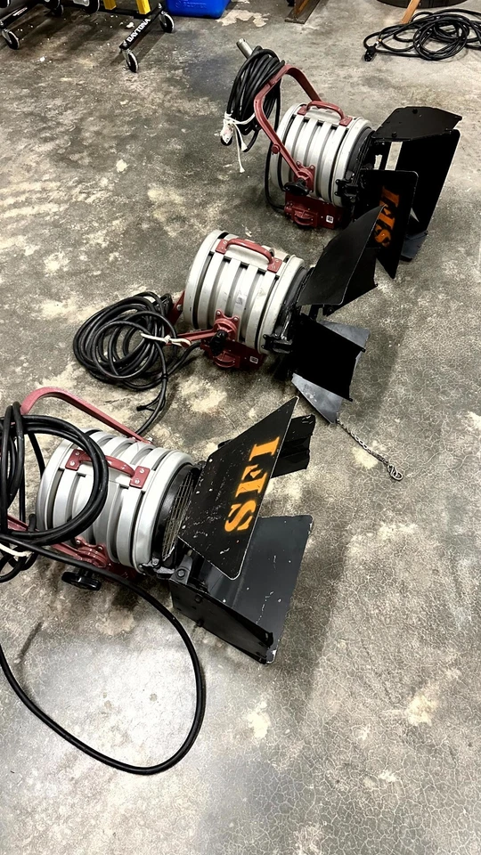 Mole Richardson 2000W Type 5291 Tungsten, Includes Bulb, Barn Doors, Plug! - Image 1 of 3