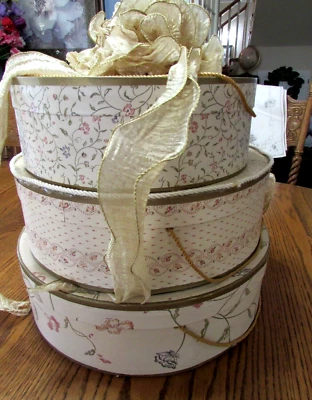 3 grandes cajas de sombreros victorianos vintage redondos apilables cordones dorados con tapa de arco limpia Foto 1 de 4