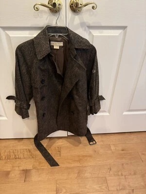 Blazer de trinchera Michael Kors con cinturón estampado de serpiente marrón y negro Foto 1 de 4