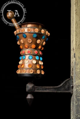 Placa de boticário figurativa iluminada de cobre do início do século XX - Imagem 1 de 4