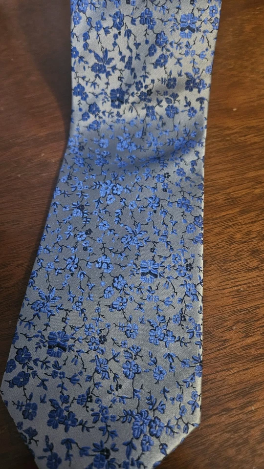 Corbata Haines And Bonner Of London azul con estampado de flores toda seda hecha a mano. Foto 1 de 4