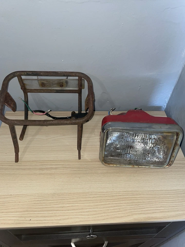 Conjunto de faros OEM Honda ATC BIG RED ATC200E 200ES 1983 1984 con jaula de montaje Foto 1 de 4