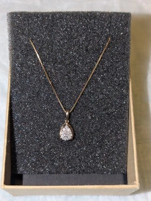 1/4 CT. T.W. Colgante multidiamante en forma de pera en oro de 10K Foto 1 de 4