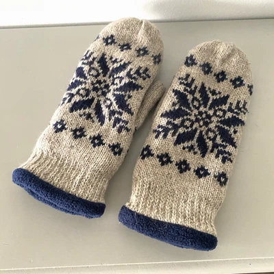 Mitones gruesos de lana para mujer grandes copo de nieve patrón Fair Isle gris azul marino cálido Foto 1 de 4