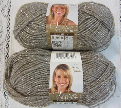 Vanna’s GLAMOUR Lion Brand MOONSTONE fio metálico premium lote de 2 novelos DISC - Imagem 1 de 4