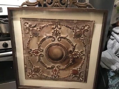 TETO DE ESTANHO ART DÉCO EMOLDURADO EM MOLDURA DE VIDRO SOMBRA COM ACABAMENTO SUPERIOR* 31" X 37"  - Imagem 1 de 4