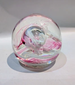 Pisapapeles Caithness Glass Orb efecto calavera rosa blanco hecho en Escocia - Imagen 1 de 5
