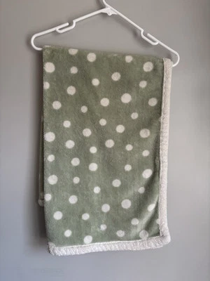 Manta de felpa brillante verde futuro con lunares blancos y adornos para bebé niño JC Penney Foto 1 de 3