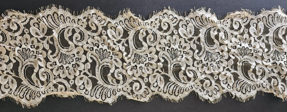 Acabamento de renda Taupe marfim couture – 1 jarda x 8 polegadas – detalhe metálico recortado - Imagem 1 de 4