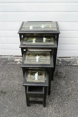 Juego de cuatro mesas anidadoras orientales pintadas de negro 1658 Foto 1 de 4