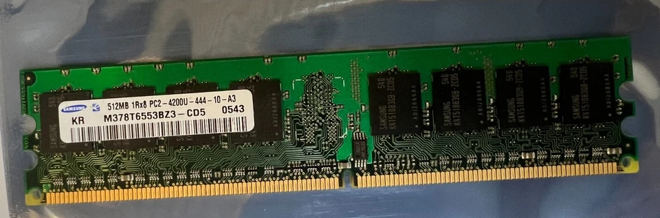 Memoria DDR2 Samsung PC2-4200U 512 MB DIMM 533 MHz (M378T6553CZ3-CD5) Foto 1 de 1
