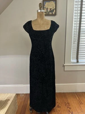 Vestido estilo regencia terciopelo negro Burnout Elie Tahari vintage de los años 90 talla ~8  Foto 1 de 4