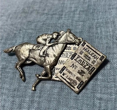 Broche de carreras de caballos Hialeah de colección entradas de jinete a caballo - Séptima carrera 1971 Foto 1 de 4