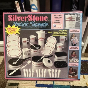 Vintage Chilton SilverStone tragbare Spielkameraden Kunststoff Spielzeug Geschirr Set Neu im Karton - Bild 1 von 3