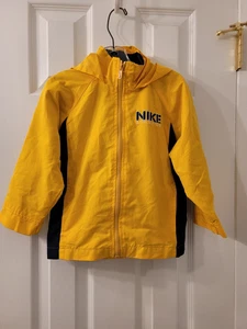 CHAQUETA CORTAVIENTOS NIKE AMARILLA/NEGRA CON CAPUCHA NIÑOS TALLA 4T USADA - Imagen 1 de 4