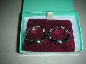 Elegantes pendientes de aro de corte de diamante de 1 1/4 pulgadas deslustre plata esterlina libre de deslustre 4 gramos - Imagen 1 de 4