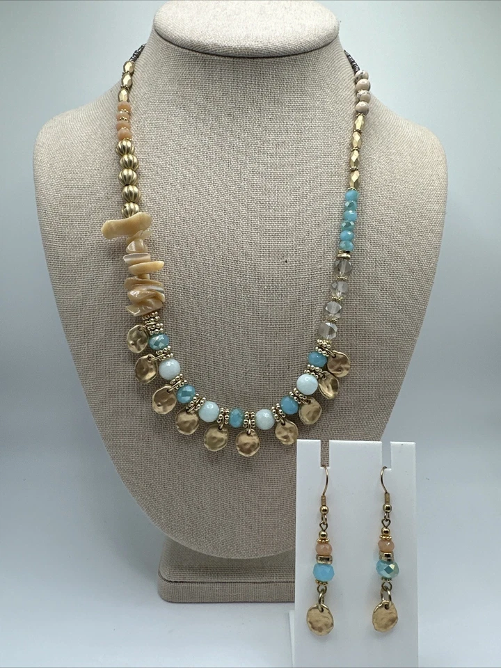 Hermoso conjunto de collar y pendientes semipreciosos, concha, cristal tono dorado Foto 1 de 4